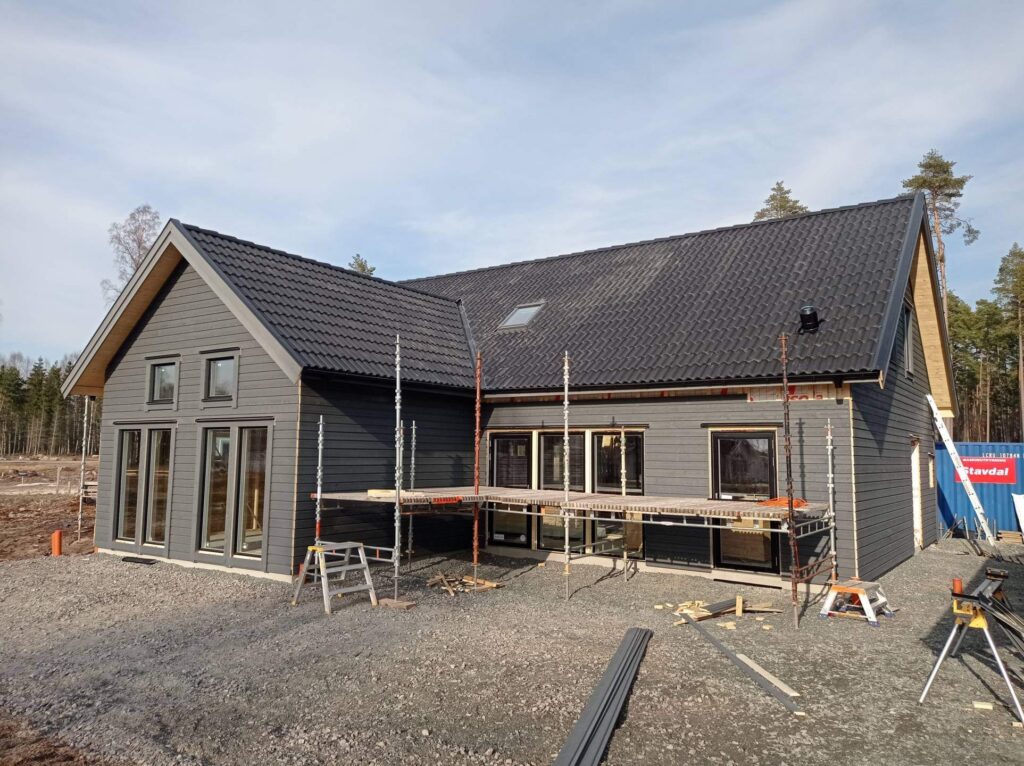 Platsbyggda lösvirkeshus i Lidköping med bygglovshjälp från Lyckebohus totalentreprenad.